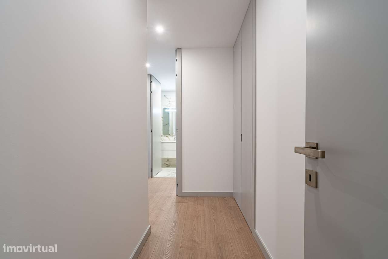 T4 amplo, 4 suites e estacionamento 4 carros – Marquês, Porto-31