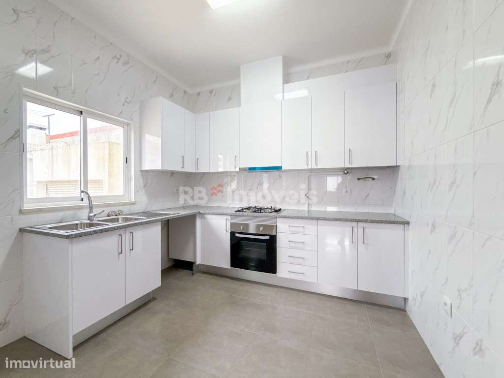 Moradia Independente Remodelada com 2 Quartos e Garagem - Grande imagem: 3/43