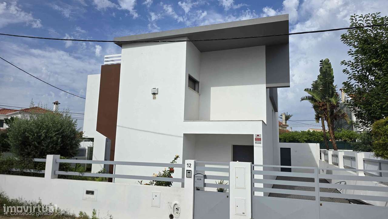 Moradia T4 isolada com jardim e garagem-17
