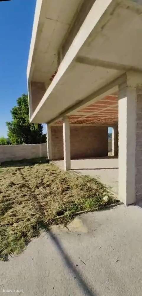 Moradia T3 em estrutura com garagem, jardim e vistas verdes-13
