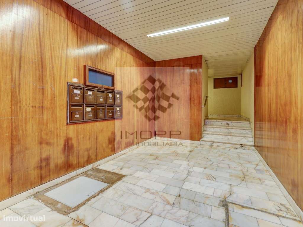 Apartamento T2 com varanda no centro de Carnide-27