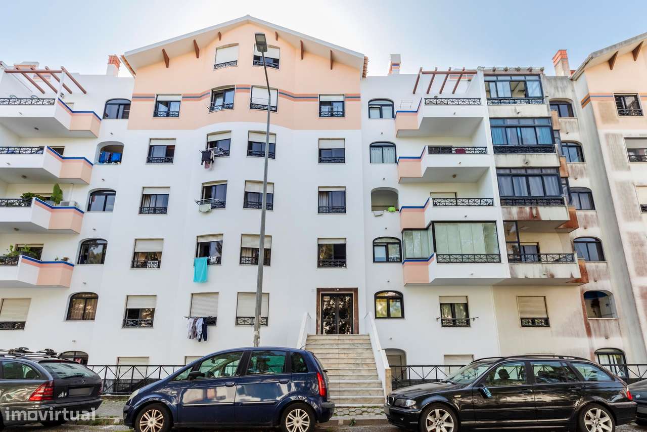 Apartamento T2 c/ 2 Lugares de Estacionamento e Terraço c/ 30m2 em Mem-48