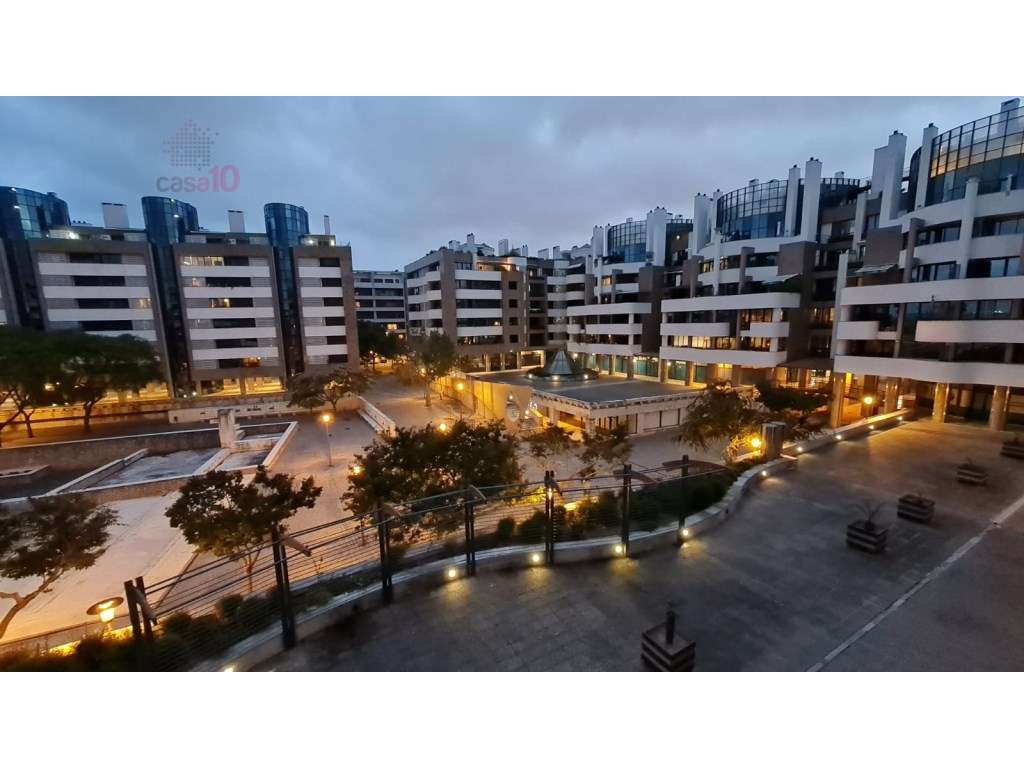 T3 duplex para arrendar em condomínio fechado no Parque das Nações - Grande imagem: 3/28