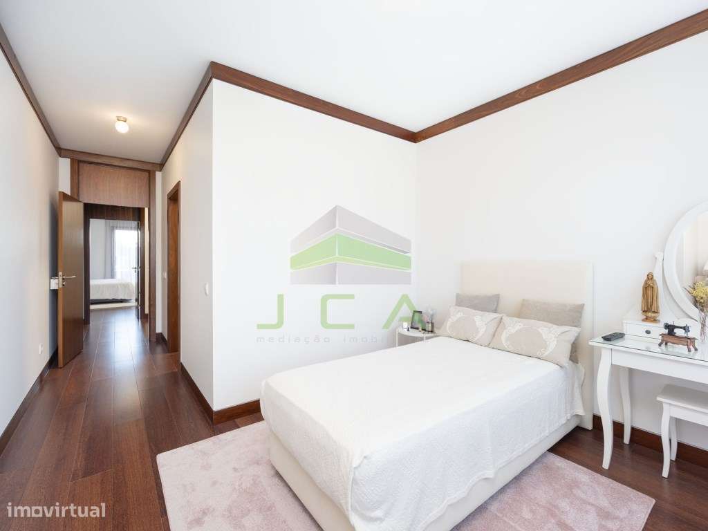 Excelente apartamento T4 com terraço e piscina-23