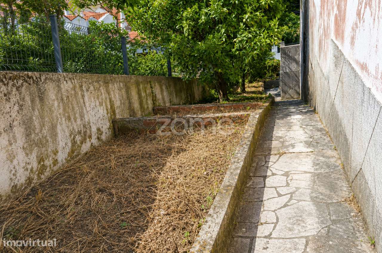 MORADIA T4 PARA REABILITAÇÃO COM LOTE DE 600 M² NA MALVEIRA-10