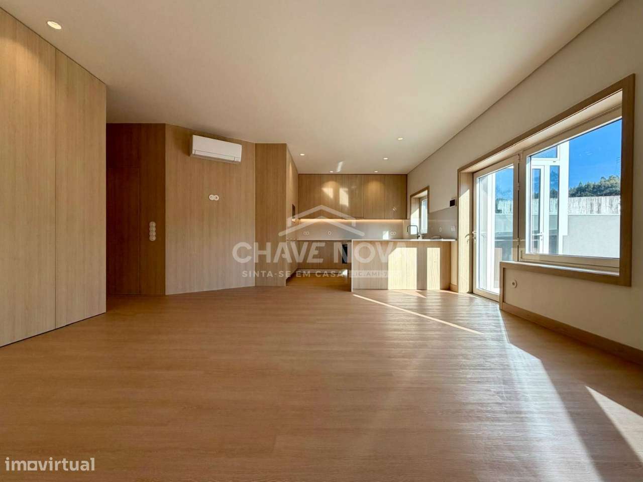 Apartamento T2 Renovado com Terraço e garagem Box-0