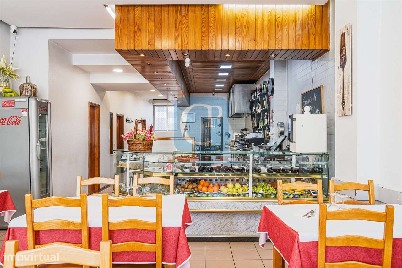 Restaurante completamente equipado junto ao estádio do Dragão - Grande imagem: 4/37