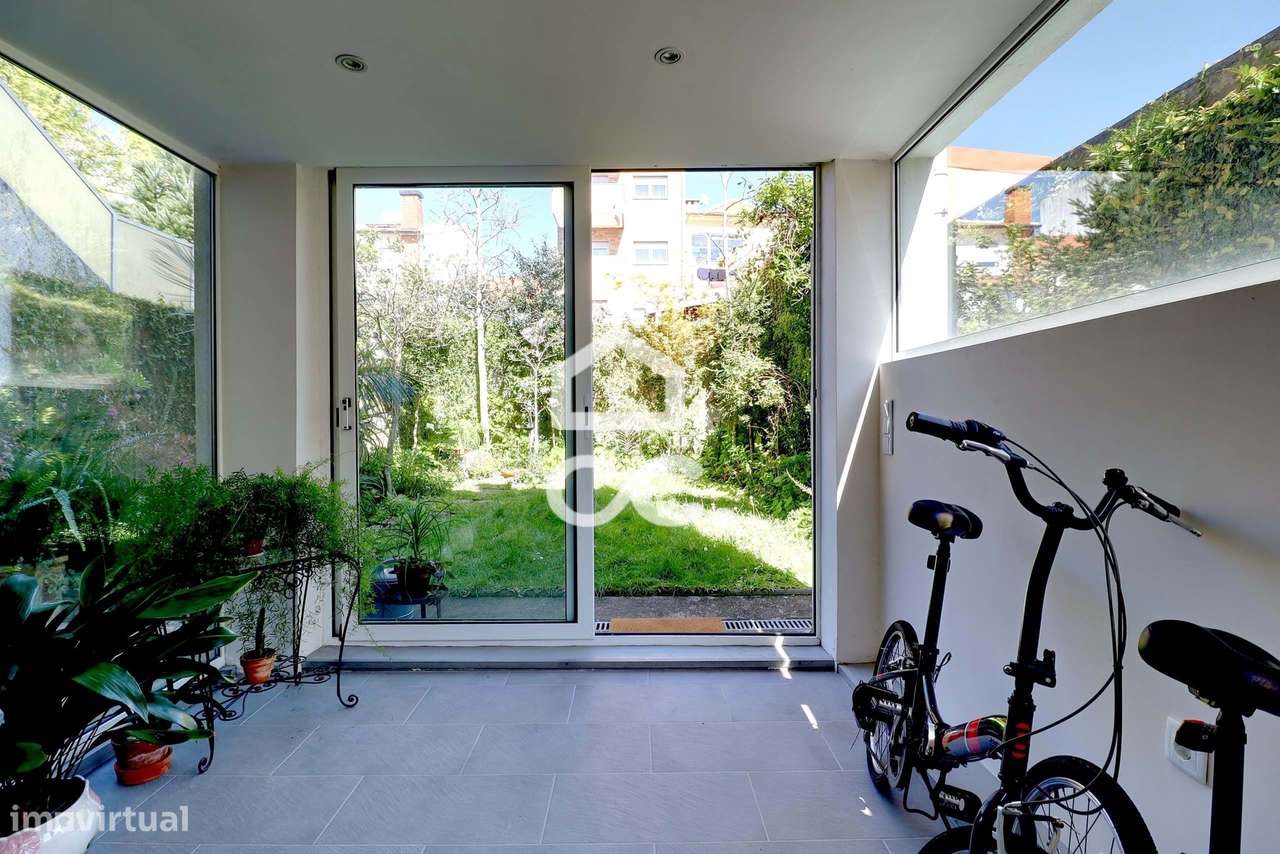 Moradia Clássica Renovada no Coração do Porto – Conforto e Elegância n-12