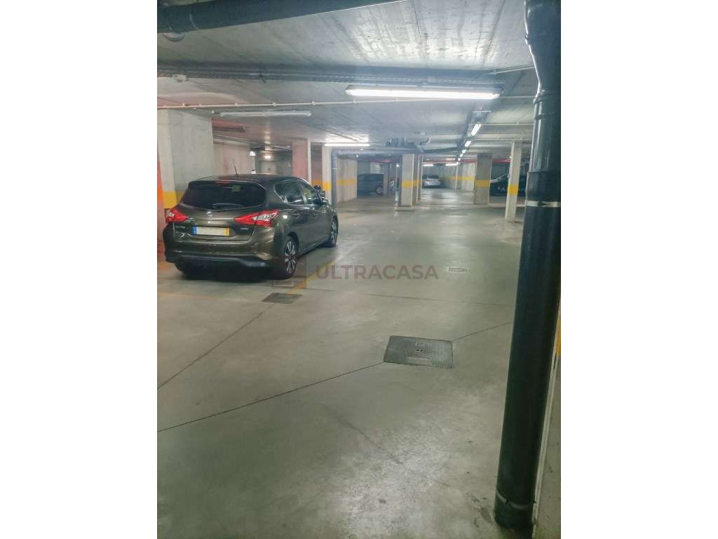 Vende-se Excelente T3 na Pontinha com 2 Lugares de Parqueamento-47