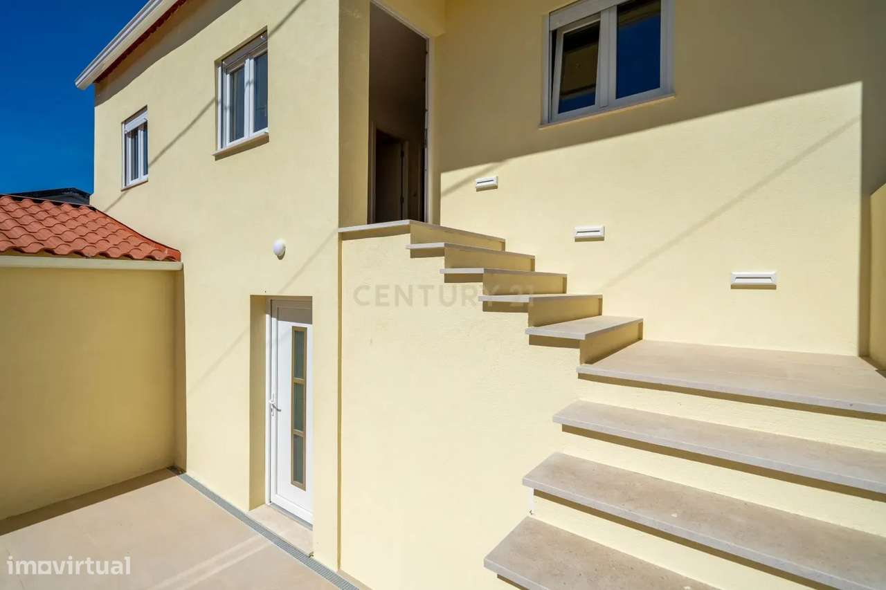 Moradia T3 de dois pisos com terreno totalmente renovada a cinco minut-17