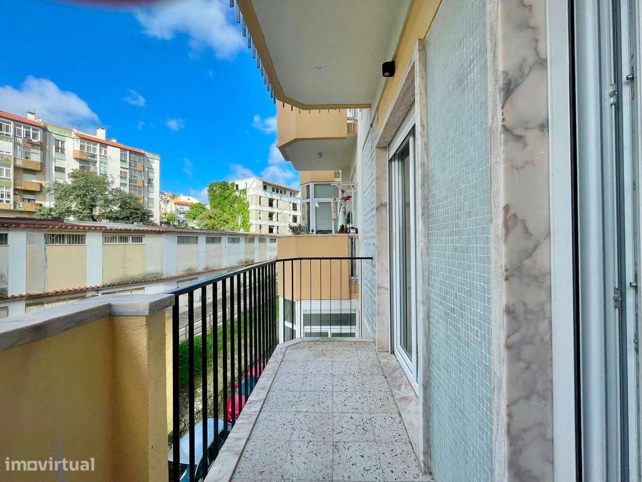 Apartamento T2 com Varanda em Localização Privilegiada-15