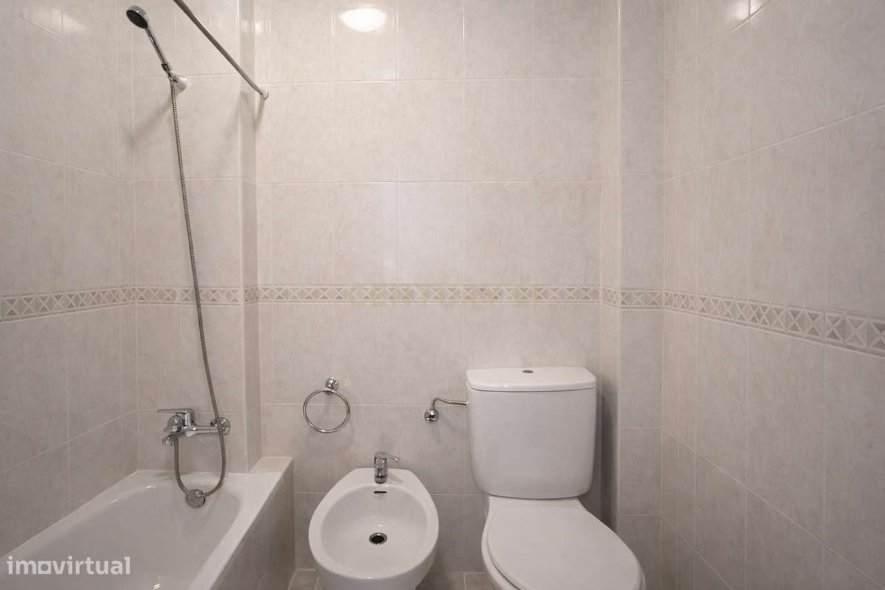 Apartamento T2 com Marquise e Excelente Potencial | Damaia de Cima – A-27