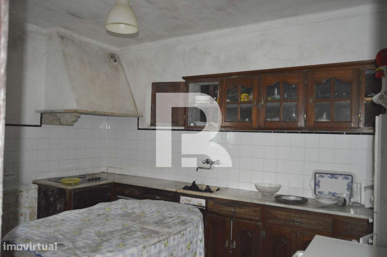 Prédio de 2 pisos p/ reabilitação no centro de Salvaterra de Magos - Grande imagem: 5/44