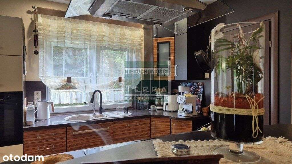 Uroczy dom na przedmieściach.-17