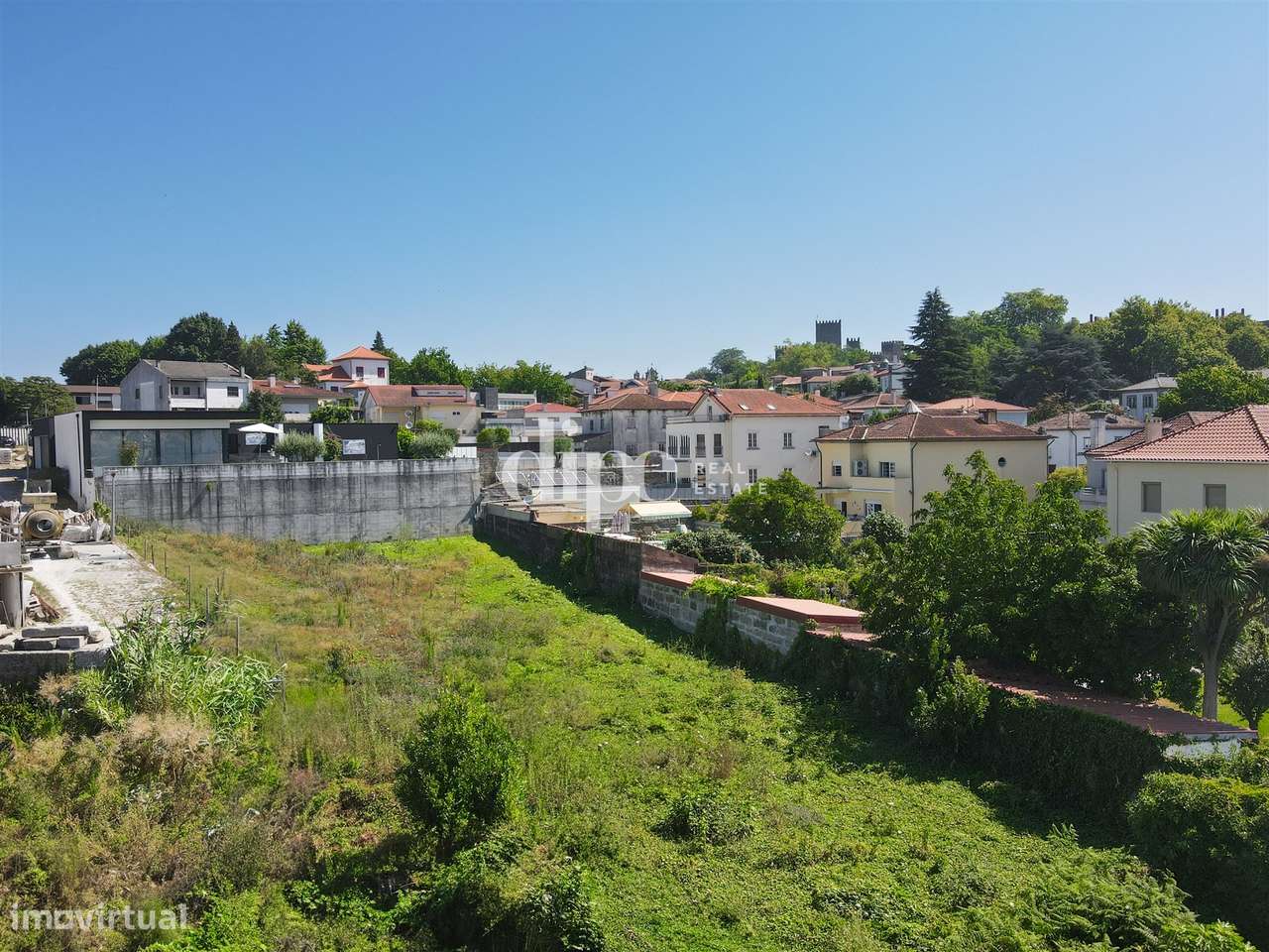 Lote de terreno num condomínio privado a 300m do Castelo de Guimarães. - Grande imagem: 3/10