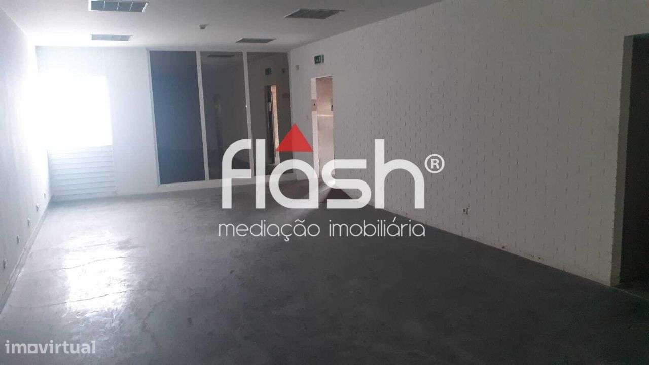 Venda de Espaço de loja/escritórios no Restelo-41