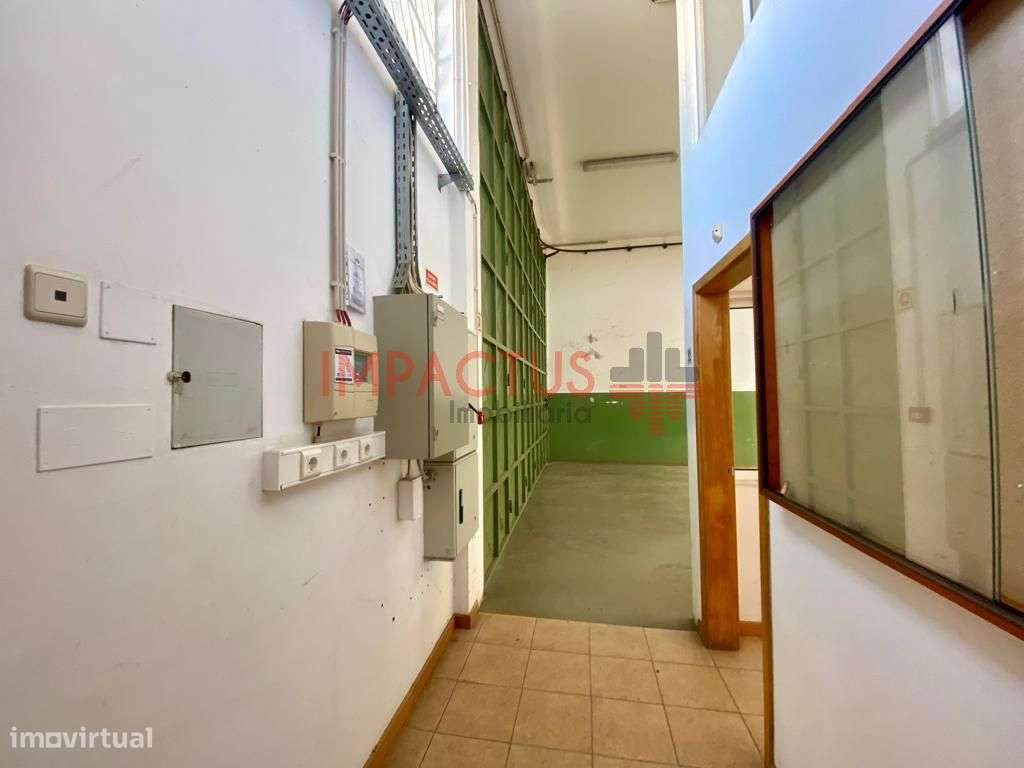 Armazém com 1357m2 na Zona Industrial da Trofa - Grande imagem: 4/23