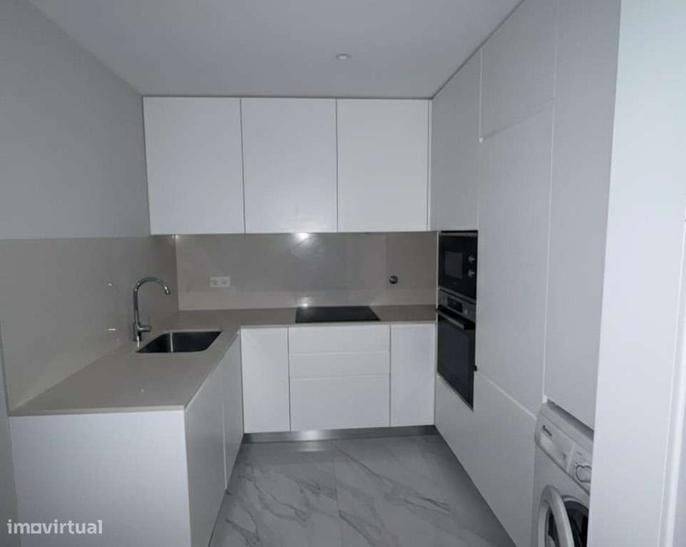 T1 | Como Novo | Lugar de Garagem | Elevador | R Costa Cabral - Grande imagem: 3/10