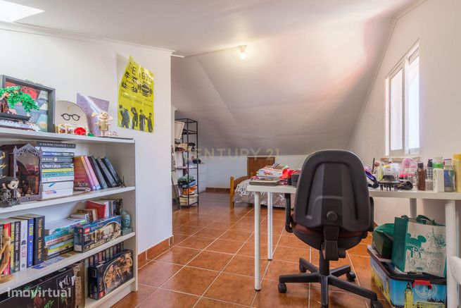 Moradia Geminada T3+1 com Jardim e Garagem-24
