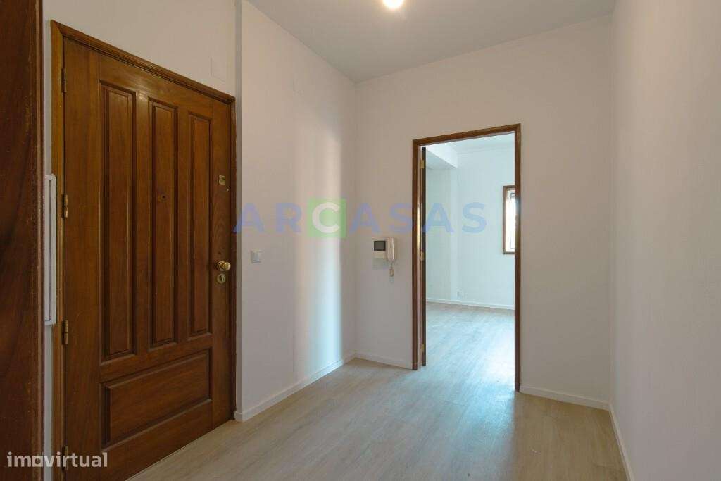 Apartamento T2 renovado, com lugar de garagem e varanda em Baguim do M-17