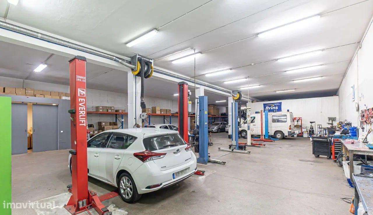 Armazém em Grijó – Versatilidade, Espaço e  Localização...-12