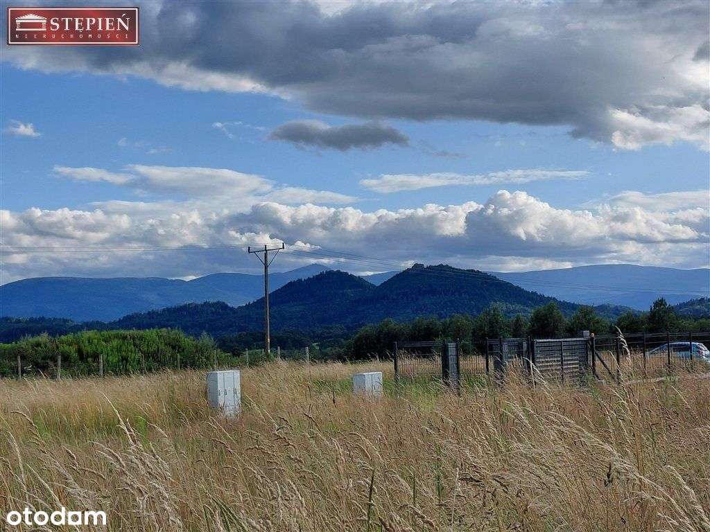 Mały domek z pieknym widokiem na panoramę gór.