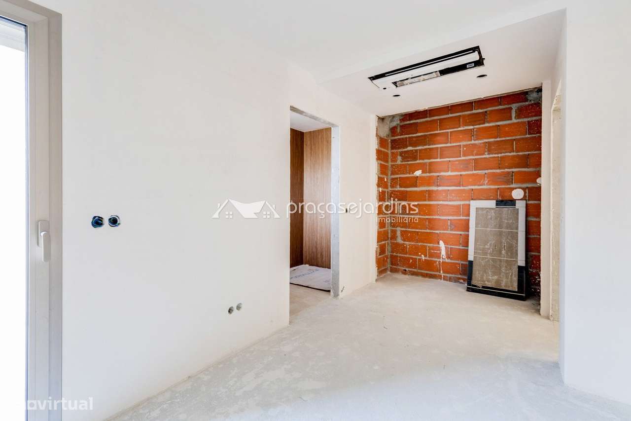 Moradia T3 com Garagem para 3 Viaturas a 5 Minutos de Leiria-14