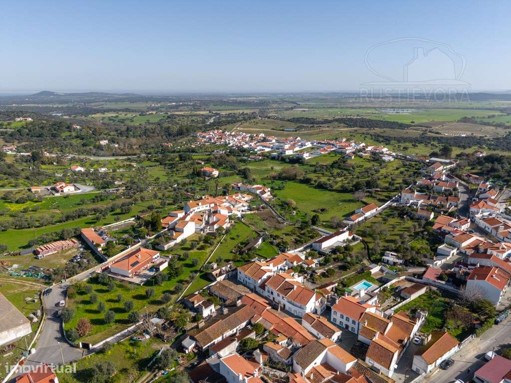 Moradia T4, com grande logradouro-58