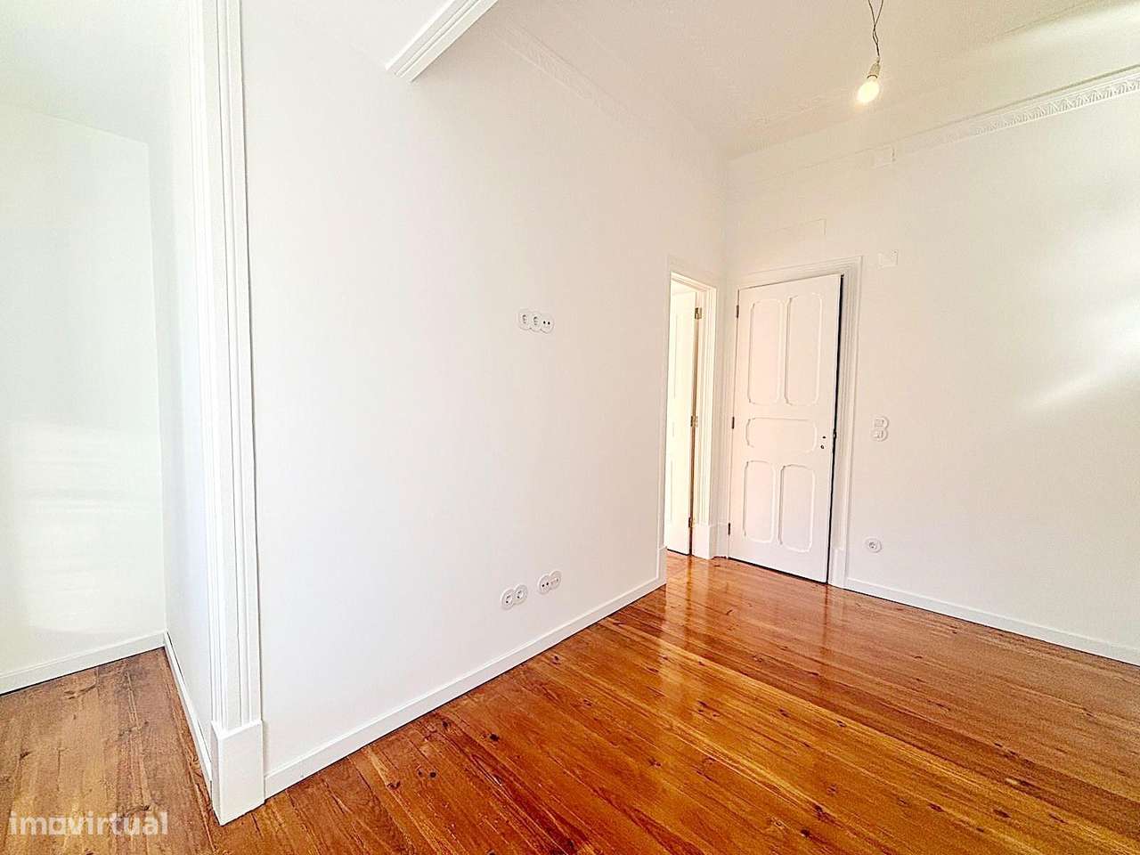 T3 totalmente remodelado com varanda na Av. General Roçadas!-29