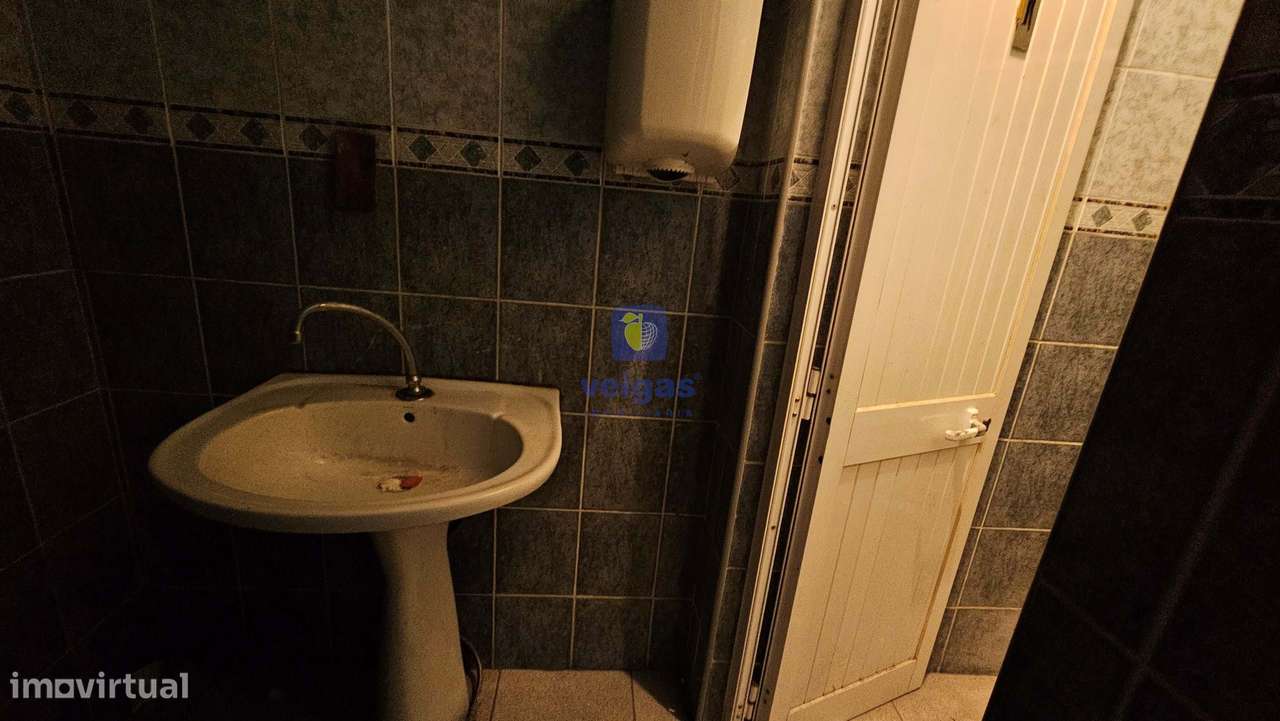 Edifício para Habitação e Comércio - Moradia T3 Renovada c/ Terraço e-38