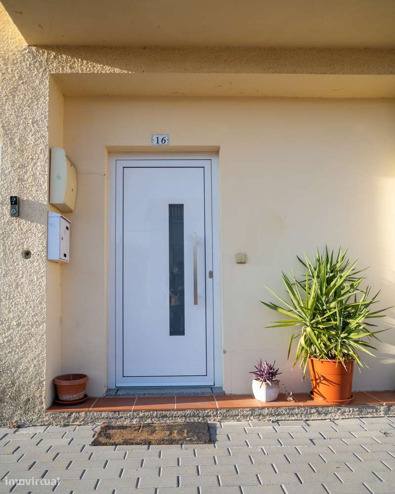 Moradia Bifamiliar Duplex com Garagem, e Quintal Privado em  Foz Côa-20
