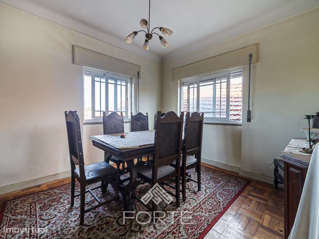 Moradia com pavilhões industriais e terreno-16