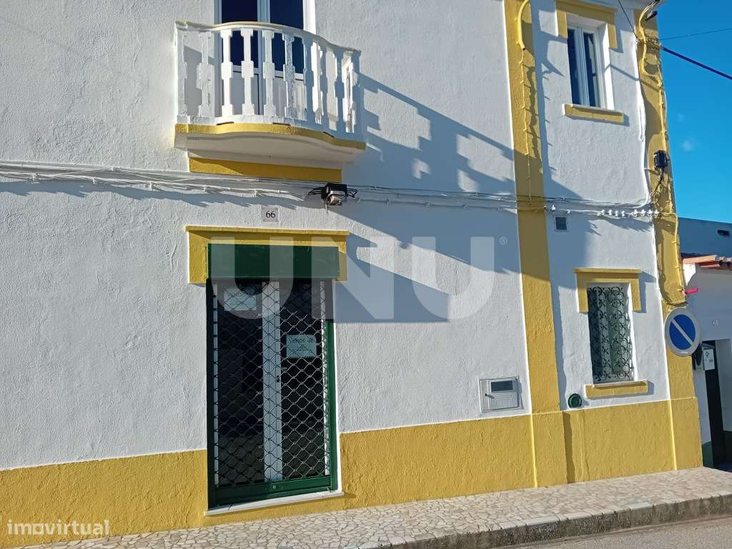 Moradia em banda R/C e primeiro andar-14