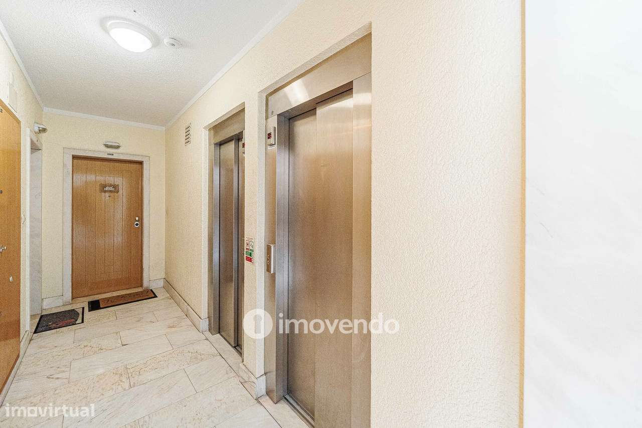 Apartamento T2, com estacionamento e arrecadação, em Vialonga-37