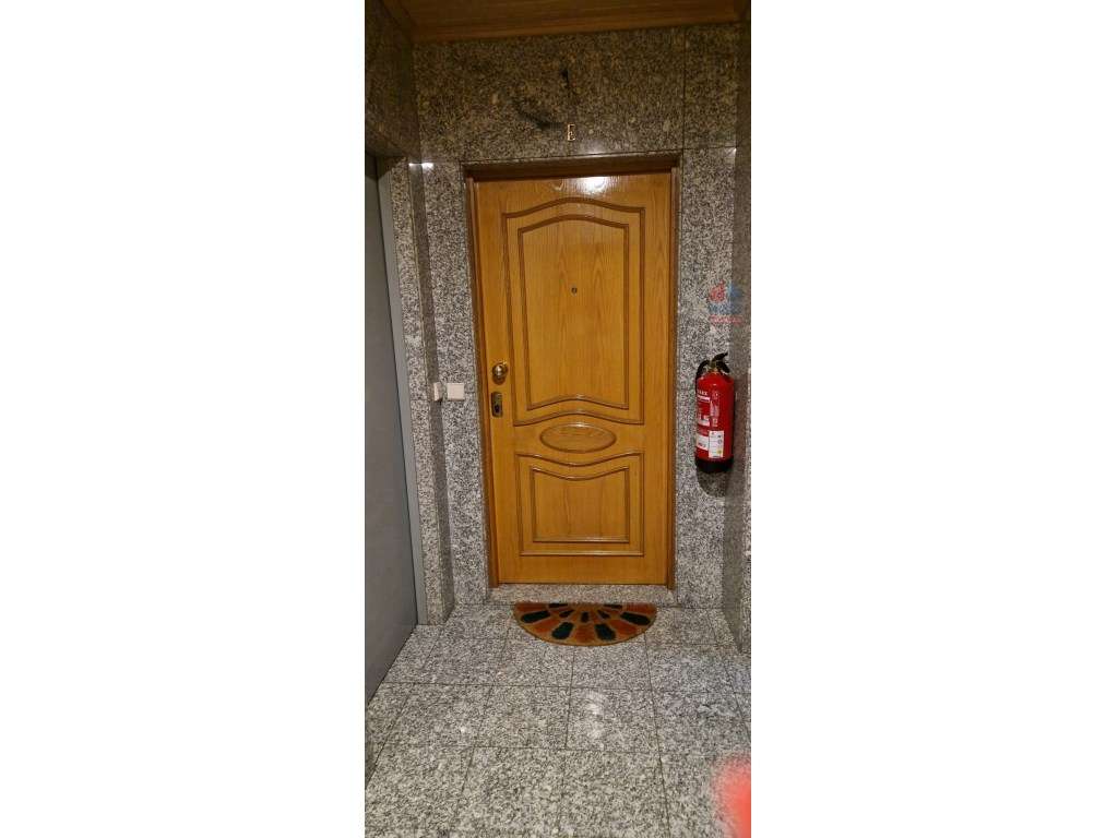APARTAMENTO T2 COM DUAS FRENTES, SOTÃO E GARAGEM | VILA REAL-13