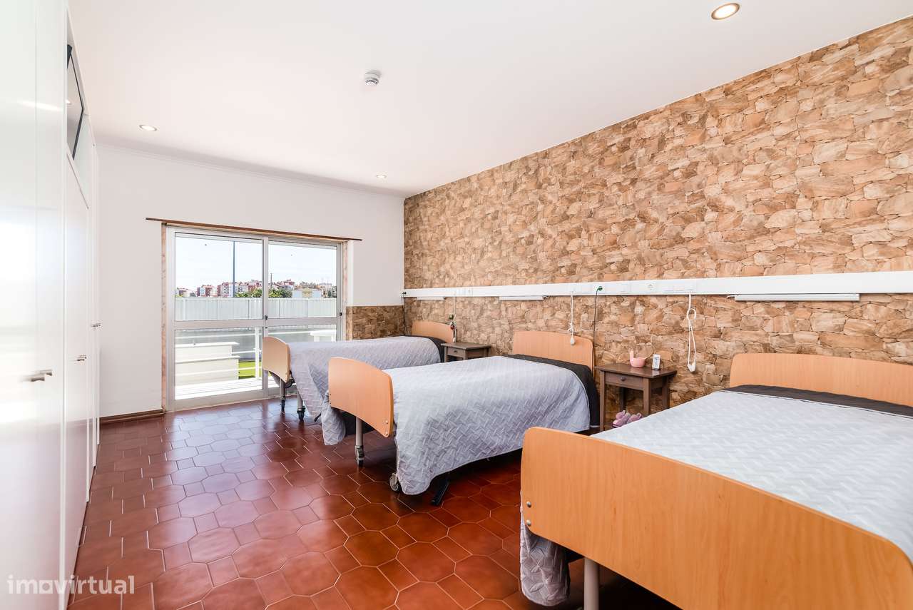 Moradia Espaçosa com Terreno, Vista Desafogada e Excelente Conforto-15