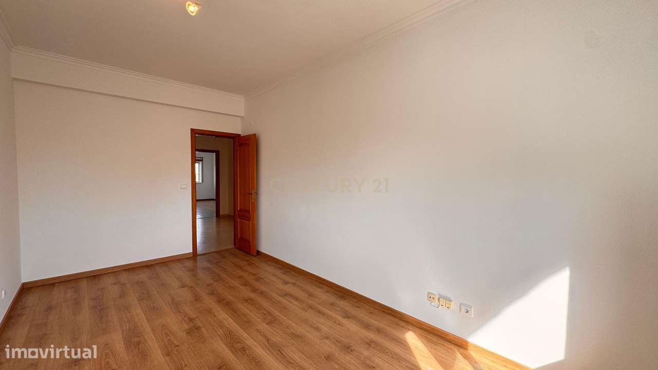 Excelente T4 no Montijo com Garagem e Arrecadação.-21