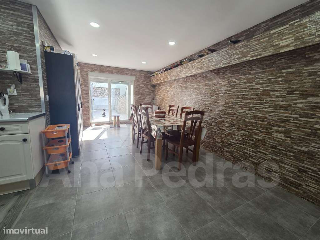 Moradia Bi-Familiar Totalmente Remodelada com Logradouro e Elevado ...-35