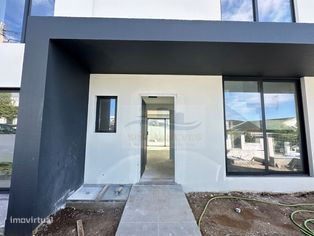 Viva com Conforto: Moradia T4 Exclusiva em Barcarena com Piscina - Grande imagem: 4/42