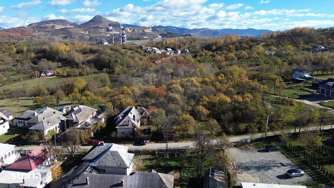 Teren si casa de vânzare la baza muntelui Iezer in Valea Mare Pravat-9