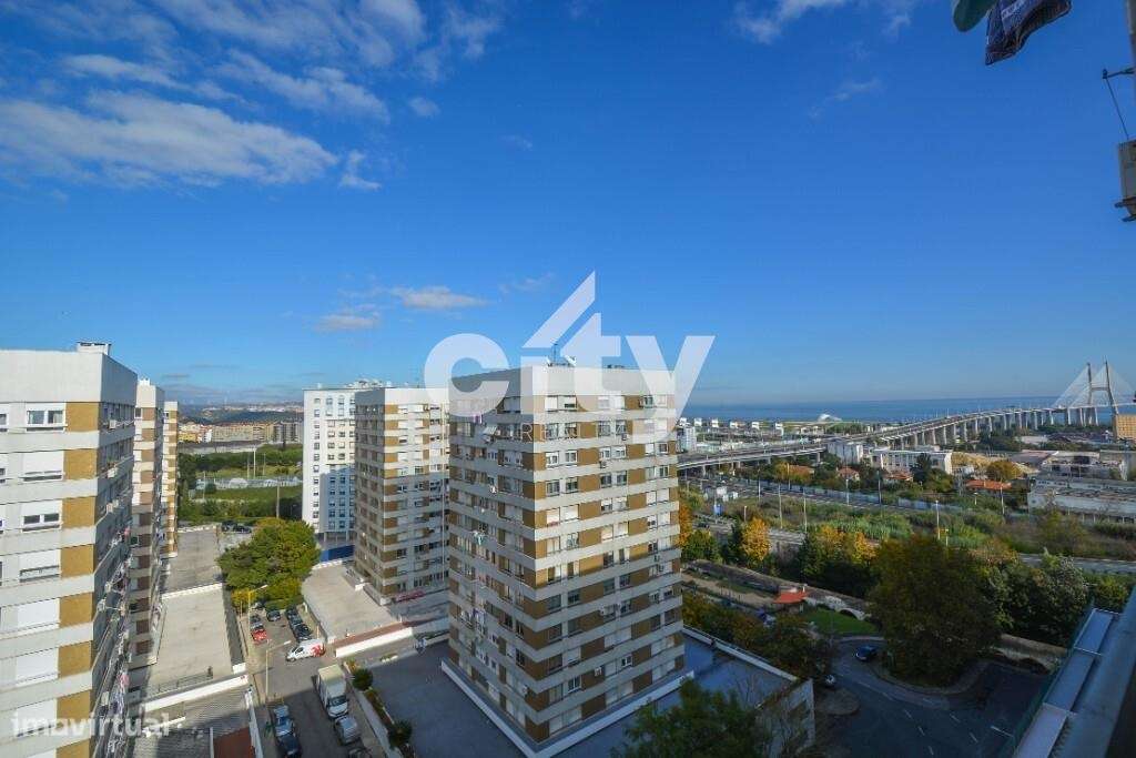 Apartamento T3 para remodelar situado na prestigiada Urbanização da Po-28