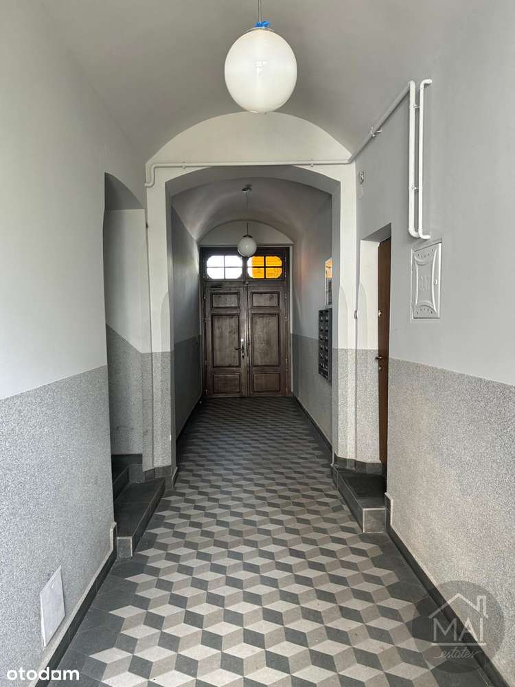 Klimatyczne mieszkanie z cegłą, drewn. belkami.-8