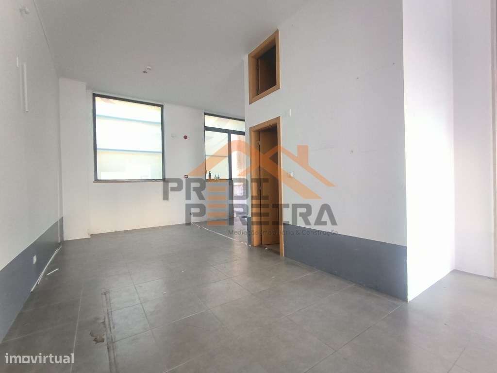 Loja na Quinta do Conventinho, Santo António dos Cavaleiros. - Grande imagem: 3/10