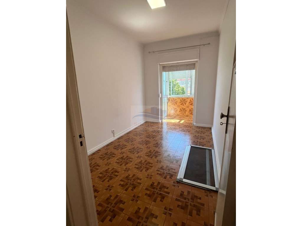 Apartamento T3 localizado na Damaia, em zona tranquila e de fácil a... - Grande imagem: 4/14