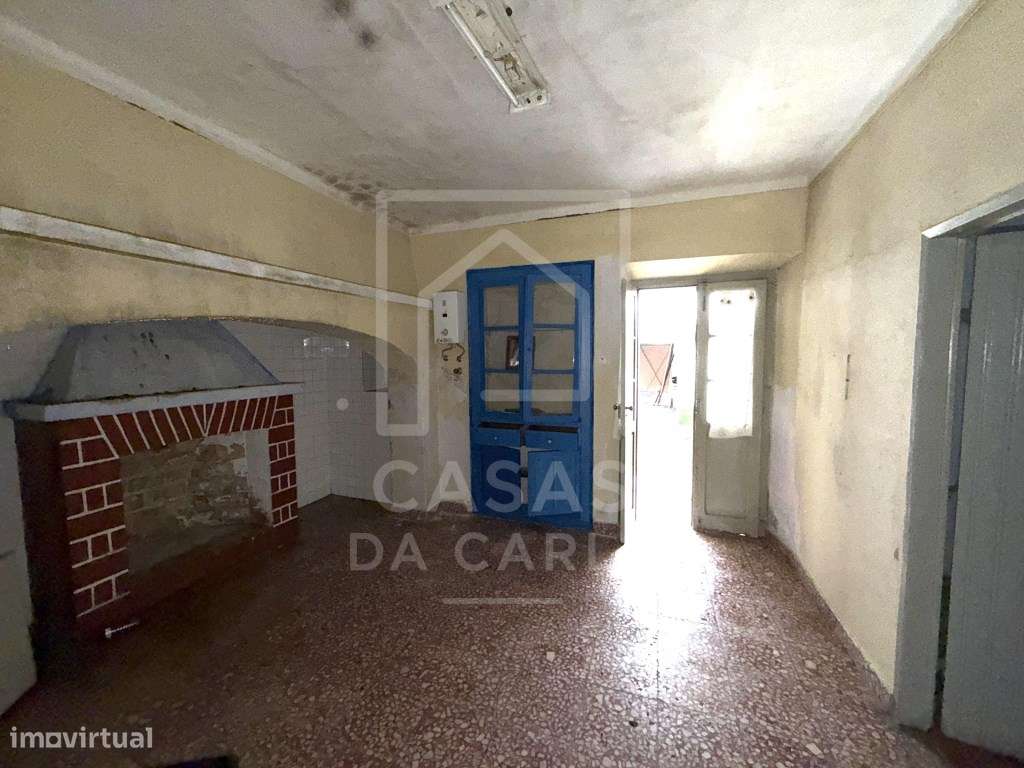 Moradia T4 com quintal e garagem em Cuba para obras-14