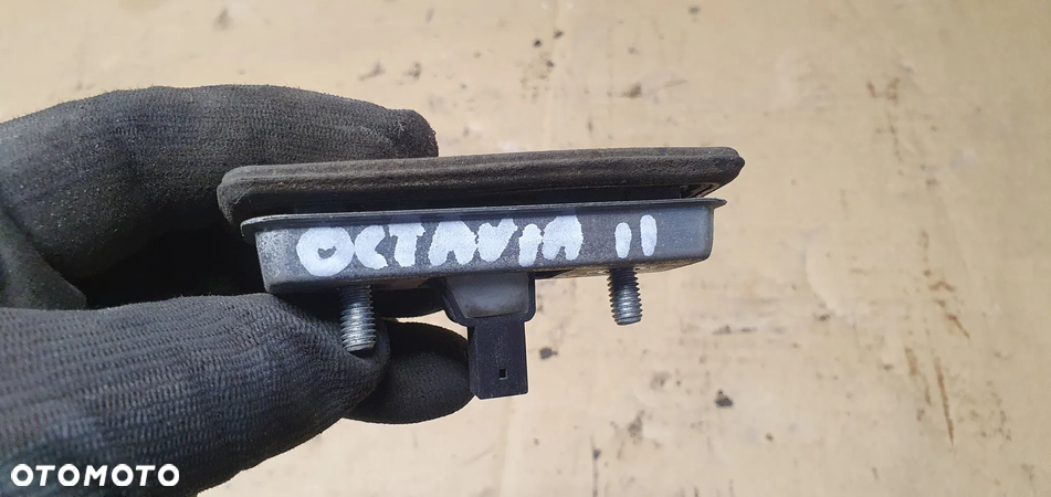 Klamka mikrostyk przycisk klapy bagażnika Skoda Octavia II 1Z0827574B - 5