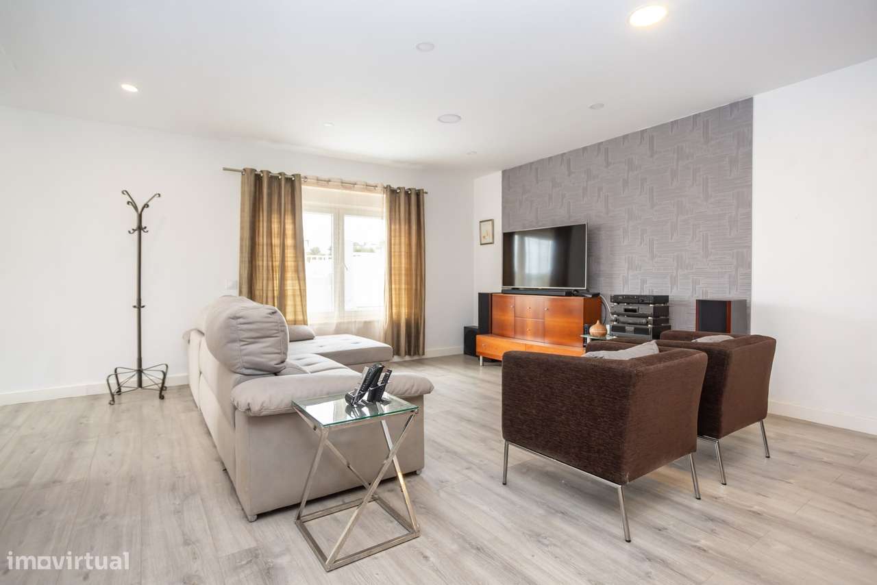 Moradia T5 com 223 m², Box e Logradouro na Quinta da Peça, em Loures �-7