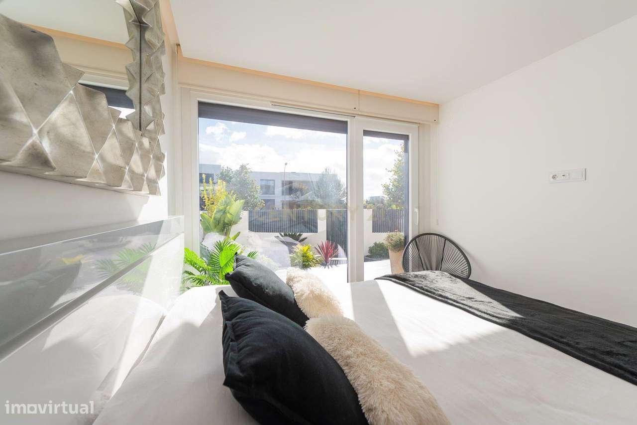 Excelente moradia geminada V4 em Urbanização nova na zona de Albarraqu-28