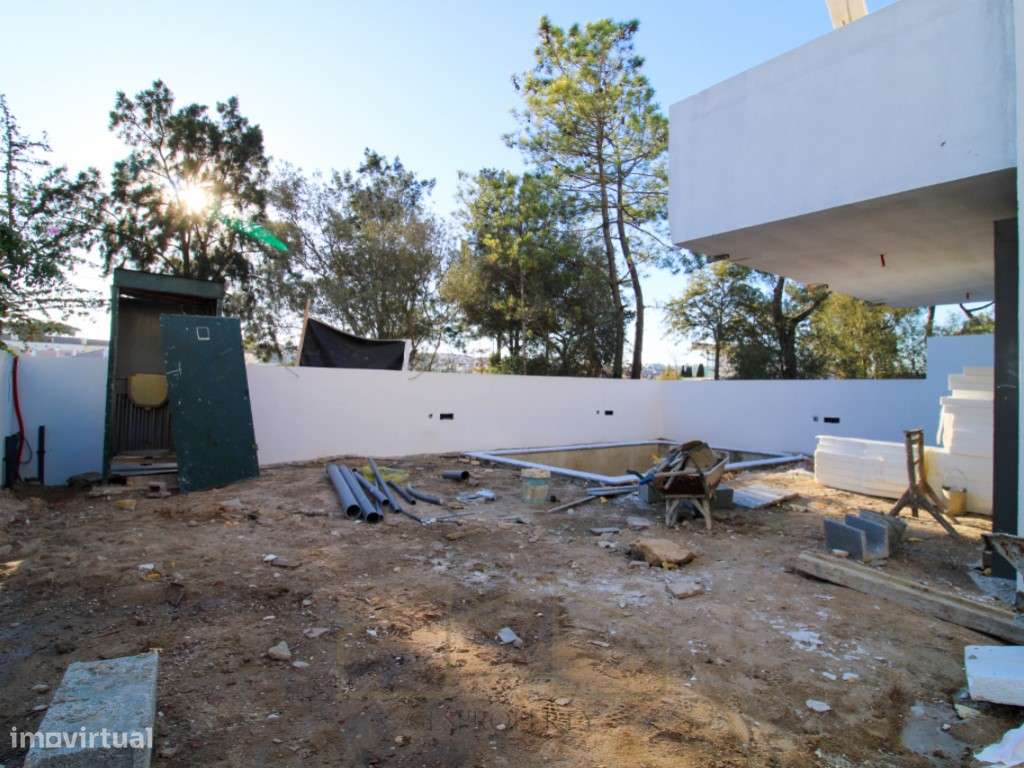 Moradia T4 Geminada com piscina na Sobreda-1