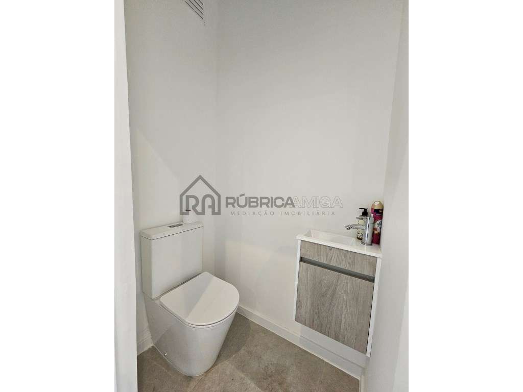 Moradia V2 em Loulé renovada com terraço e logradouro-21